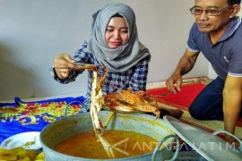 Nikmatnya Menyantap "Gropyokan" Kare Rajungan Tuban