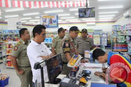 Satpol PP-BPPT Gianyar Razia Toko Modern