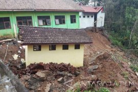 Dua Sekolah di Trenggalek Rusak Terdampak Longsor