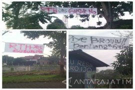 Puluhan "PKL" Sungai Ngrowo Datangi DPRD Tulungagung