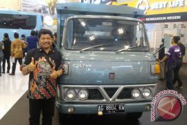 Truk klasik Colt Diesel T200 mejeng di anjungan Fuso