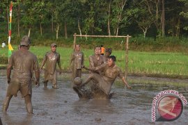 sepak bola lumpur Page 1 Small