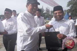 Penyerahkan Souvenir