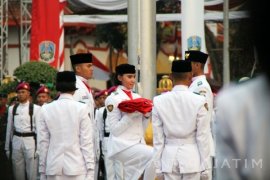 Gubernur Jatim Pimpin Upacara Penurunan Bendera