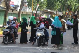HMI Sumenep Bagikan Bendera kepada Pengguna Jalan