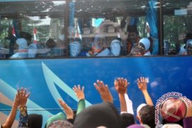 Calhaj Karawang dibekali syal agar tidak tersesat