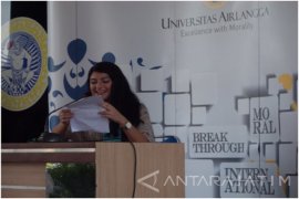 Mahasiswa Asing Ikuti Lomba Presenter Jawa di Unair