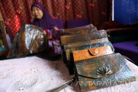 Kerajinan Tas Berbahan Kertas Semen