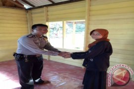 Polsek Kusan Hilir "bedah" Rumah Warga Miskin