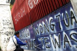 Puluhan Buruh Retjo Pentung Gelar Aksi Vandalisme