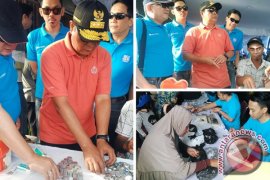 GUBERNUR KALSEL HITUNG UANG LOGAM