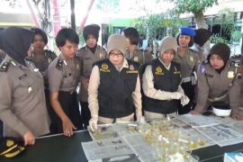 Seratusan Polwan Polresta Surakarta Jalani Tes Urine