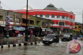 Jalan Kota Meulaboh tergenang akibat diguyur hujan