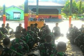 Dandim 1705/Paniai membekali anggota Satgas Yonif 753/AVT 