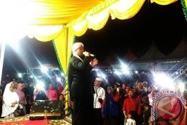 Opick dan Mama Dedeh memukau warga Singkil