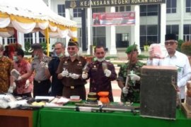 Kejari Rohil lakukan Pemusnahan Ratusan Bukti Perkara Selama Tahun 2015-2016