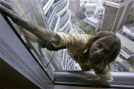 "Spiderman" Perancis daki gedung pencakar langit tertinggi di Barcelona