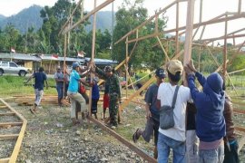 Koramil 1701-22/Muara Tami bantu bangun lapak sementara