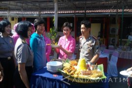 "Nette Boy" Potong Tumpeng Syukuri HUT Polwan