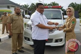 Bupati Labura Serahkan 5 Ambulance 