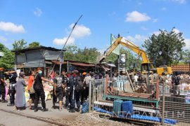 Puluhan Bangunan Liar Sidoarjo Dibongkar Paksa