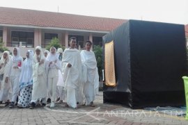 Labschool Unesa Implementasikan K13 lewat Manasik Haji
