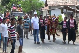 Ketika Hewan Kurban Diarak Keliling Jalan Desa