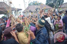 Ratusan warga berebut Gunungan Grebeg Besar Keraton 