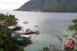Warga Ternate Banjiri Pantai Jikomalamo