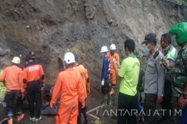  Petugas Evakuasi Tubuh Korban Tanah Longsor      