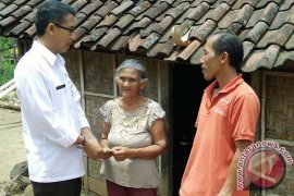 Gubernur Bali Membantu Dua Keluarga Miskin Karangasem