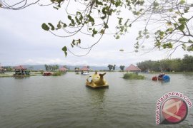 Warga Ramai Berendam Air Panas "pentadio Resort"