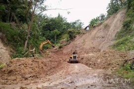 Longsor Putus Jalur Lintas Selatan di Pacitan