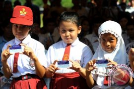 Presiden Bagikan 2.709 Kartu Indonesia Pintar