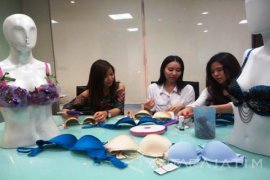 "Brativity" Kampanyekan Bahaya Kanker Payudara di Surabaya 