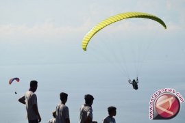 Dua Atlet Paralayang Bertabrakan di Udara