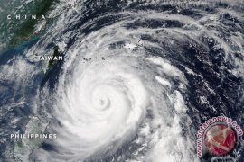 Vietnam Dihantam Angin, Hujan Deras Bawaan Topan Doksuri