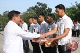 Sekkab Penajam Serahkan SK PNS Lulusan IPDN