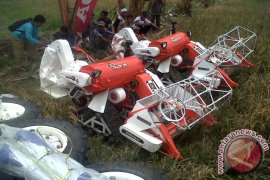 Petani Terima Bantuan Mesin Panen Padi