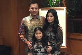 Di Hari Batik Nasional, Annisa Pohan kasih endorse gratis pengrajin batik