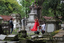 Melestarikan Makam Belanda Melalui Fotografi