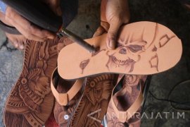 Perajin Sandal Ukir