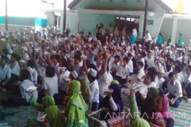 Ribuan Siswa "Khadijah" Surabaya Makan Bubur Syuro