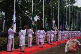 Aher Pimpin Pengibaran Bendera Kontingen Peparnas
