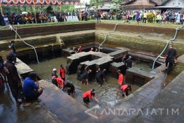 Bersihkan Petirtaan Dewi Sri