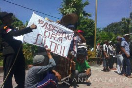 "AMPEL" Tolak Tambang Pasir Besi di Paseban
