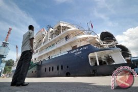 KAPAL PESIAR BERSANDAR DI TELUK BAYUR Page 1 Small