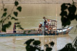 Tim Gabungan Bojonegoro Tenggelamkan Peralatan Penambangan Pasir