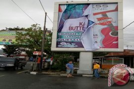 Dispenda Padang Bongkar Baliho Seronok