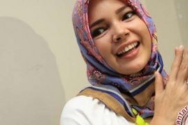 Ganti Gaya Makup Tiap Hari Ala Dewi Sandra